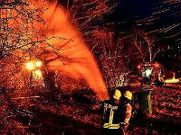 Die Feuerwehr hat ein Übergreifen des Feuers durch Funkenflug verhindert